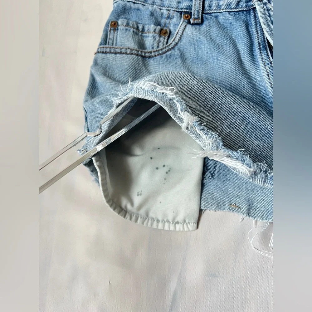 Levi's 550 vintage cutoff denim shorts relaxed fit light wash women W30